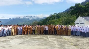 Camat Putri Betung Jadi Pembina Upacara Perdana Tahun Ajaran Baru di SMAN 1 Putri Betung